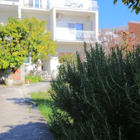 Family Friendly Seaside Podstrana, Split - 23954 * Ποντστράνα